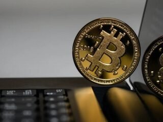 Harga Bitcoin Terjun Bebas