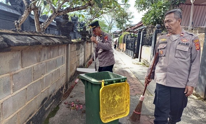 Polsek Bontang Utara Sambangi Pura, Gotong Royong Bersihkan Tempat Ibadah