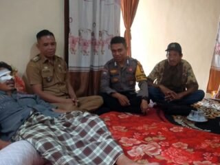 Wujud Empati, Bhabinkamtibmas dan Kades Bulu Tellue Pangkep Datangi Rumah Warga Sakit