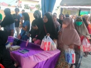 Beras Murah Diserbu, Warga Bontang Antre sejak Subuh