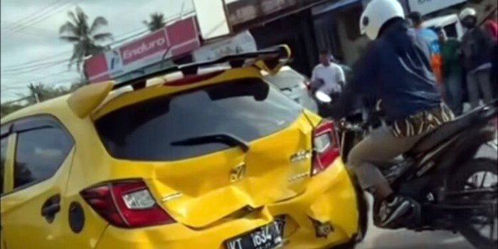 Detik-Detik Kecelakaan Beruntun di Loktuan Bontang, Sopir Diduga Mabuk Empat Mobil Tabrakan Beruntun di Simpang Loktuan Bontang, Polisi Selidiki Penyebabnya
