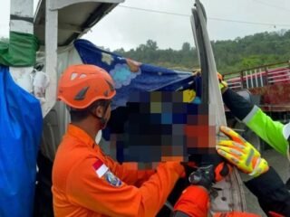 Truk Tabrak Antrean di SPBU Km 13 Balikpapan, Sopir Tewas Terjepit di Kabin