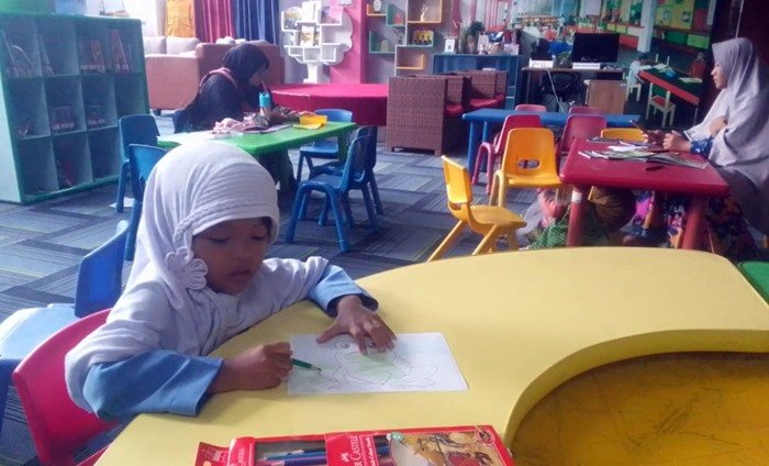 Kunjungan ke Perpustakaan Bontang Melejit, Pelajar Penuhi Ruang Baca