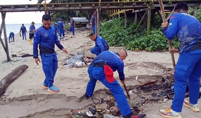 Polairud Balikpapan Bersihkan Sampah di Pantai, Angkut Kayu dan Plastik dari Pesisir