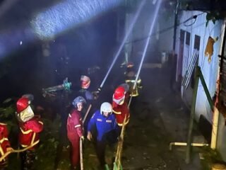 Tim Pammat Polda Kaltim Amankan Kebakaran di Kelandasan Ilir Balikpapan