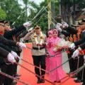 Tongkat Komando Berganti, Polres Kutai Timur Sambut Kapolres Baru dengan Tradisi Pedang Pora