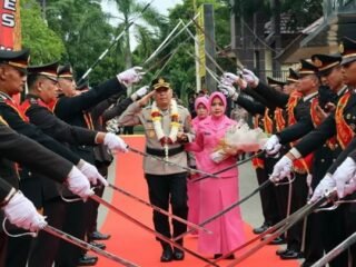 Tongkat Komando Berganti, Polres Kutai Timur Sambut Kapolres Baru dengan Tradisi Pedang Pora