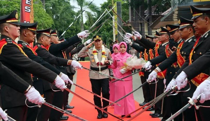Tongkat Komando Berganti, Polres Kutai Timur Sambut Kapolres Baru dengan Tradisi Pedang Pora