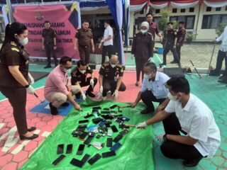 Kejari Kutim Musnahkan Barang Bukti dari 244 Perkara, Sabu hingga Sajam Dimusnahkan