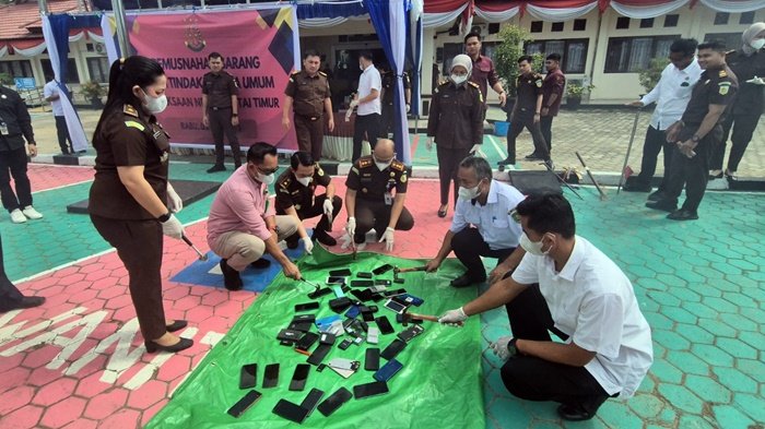 Kejari Kutim Musnahkan Barang Bukti dari 244 Perkara, Sabu hingga Sajam Dimusnahkan