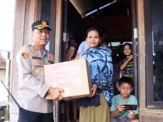 Polres Kutim Salurkan 105 Paket Sembako untuk Korban Banjir di Muara Wahau